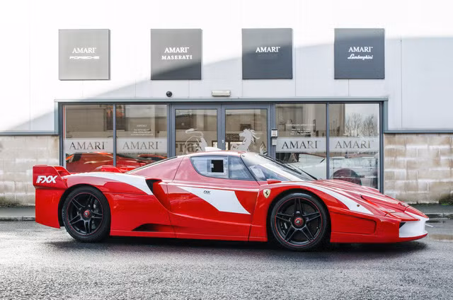 So với 28 chiếc cùng loại được sản xuất, chiếc Ferrari FXX này khác biệt hơn cả. Cụ thể, đây là chiếc Ferrari FXX được phép lưu thông trên đường phố duy nhất và hiện đang được rao bán đại lý Amari tại Anh.