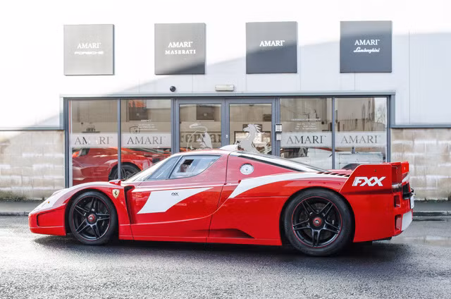Trong khoảng thời gian từ năm 2007-2008, hãng Ferrari đã thực hiện chương trình Corse Clienti và chế tạo 29 chiếc FXX. Hãng Ferrari đã lựa chọn ra một số khách hàng tiềm năng và mời họ mua FXX. Vào thời điểm đó, khách hàng phải chi số tiền lên đến 2,5 triệu Bảng, tương đương 3,12 triệu USD, để sở hữu.