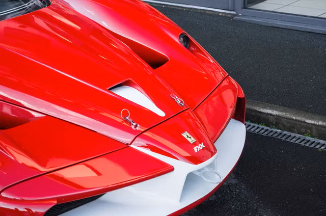 Mặc dù bỏ ra một số tiền lớn để sở hữu, nhưng chủ xe lại không được mang xe về nhà. Những chiếc FXX này được giữ lại ở đường đua thử nghiệm của Ferrari để hỗ trợ quá trình phát triển LaFerrari và FXX K ngày nay. Nếu muốn đến và ngắm nhìn chiếc Ferrari FXX của mình, khách hàng phải chi số tiền 10.000 Bảng, tương đương 12.480 USD.