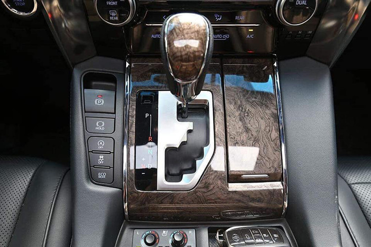 Về công nghệ an toàn và hỗ trợ lái, Toyota Alphard 2018 trang bị chống bó cứng phanh ABS, cân bằng điện tử, hỗ trợ khởi hành lên dốc, hỗ trợ chuyển làn, cảnh báo điểm mù, cảnh báo phương tiện cắt ngang phía sau, camera lùi, cảm biến hỗ trợ đỗ xe 5 góc và hệ thống 7 túi khí.