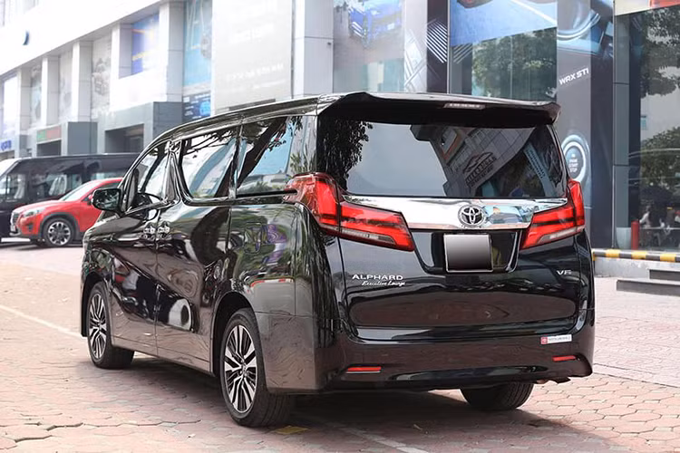 Nâng cấp đáng chú nhất là động cơ. Xe vẫn sử dụng động cơ V6 3.5L, nhưng cho mức công suất và mô-men xoắn cao hơn, ở mức tương ứng là 296 mã lực tại 6.600 vòng/phút và 361 Nm tại 4.600-4.700 vòng/phút. Hộp số tự động 6 cấp được nâng lên loại tự động 8 cấp. Hệ dẫn động cầu trước. Alphard tiêu hao 9,3 lít xăng cho quãng đường 100 km hỗn hợp.