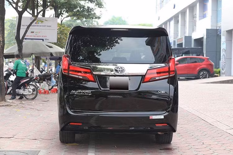 Đuôi xe nổi bật với hai cụm đèn hậu full led cỡ lớn chạy dọc lên cả thân xe, thiết kế vuông vức của phần đuôi để nhằm tạo không gian lớn nhất cho nội thất. Gương chiếu hậu của Toyota Alphard 2018 mới vẫn sử dụng chức năng chỉnh điện và gập điện tự động, kèm đèn báo rẽ.