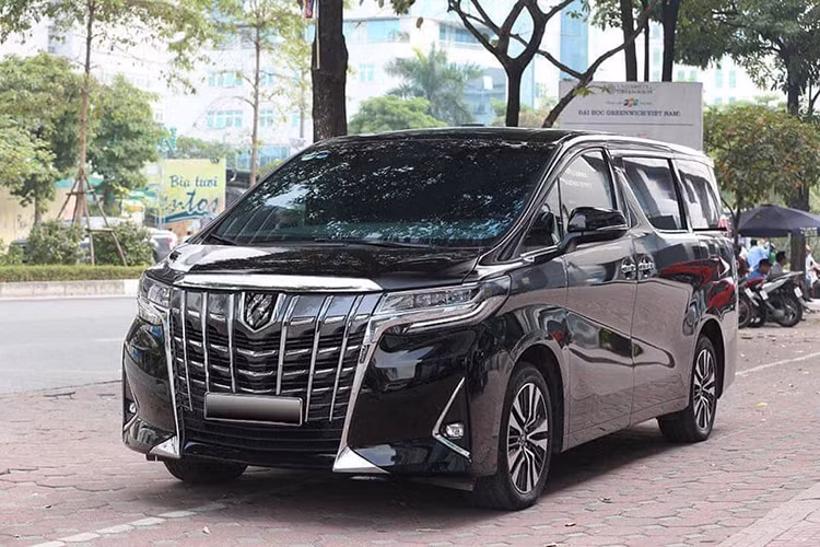 Giá Toyota Alphard 2018 chính hãng hiện đang niêm yết 4tỷ 30 triệu đồng. Là phiên bản cao cấp nhất Executive Lounge, mẫu xe trong bài viết này được nhập về Việt Nam thông qua những nhà nhập khẩu tư nhân tại Hà Nội, khi lên sàn xe cũ nó vẫn được chào bán với giá hơn 4 tỷ đồng.