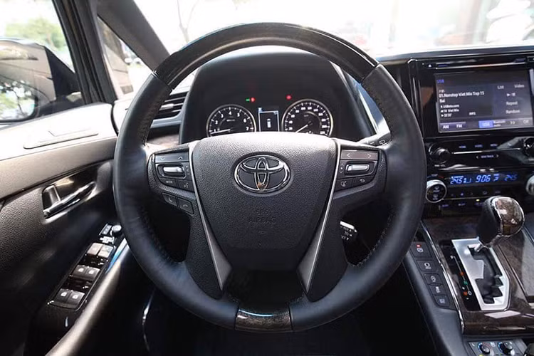 Hệ thống giải trí trên mẫu MPV hạng sang này sẽ vẫn bao gồm màn hình cảm ứng 8 inch ở bảng táp-lô. Hàng ghế sau có màn hình giải trí riêng biệt 9 inch. Một số tiện nghi khác có thể kể đến gồm điều hòa 3 vùng, cửa sổ trời toàn cảnh, khởi động nút bấm, phanh tay điện tử... 