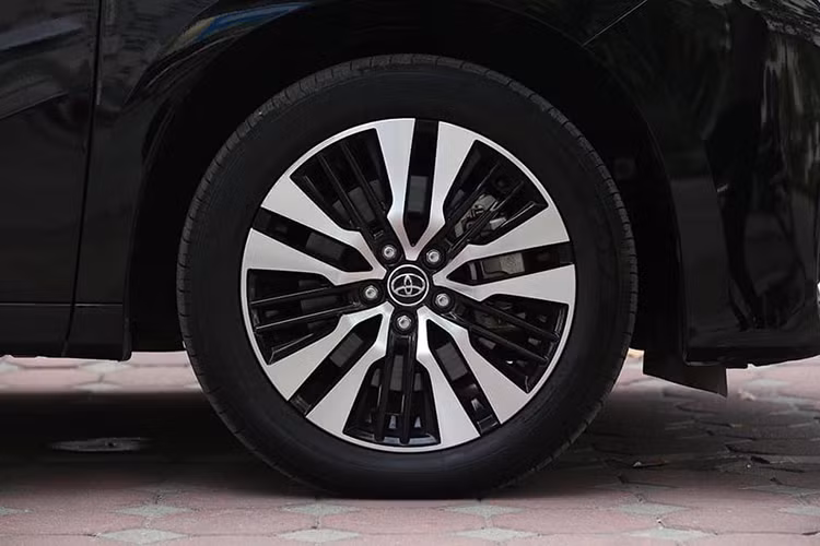 Mặt ca-lăng phía trước mới, logo Toyota được loại bỏ để thay bằng logo đặc trưng của dòng Alphard. Tổng thể xe thêm lịch lãm và sang trong hơn với bộ mâm hợp kim đa chấu có kích thước 18 inch thiết kế mới.