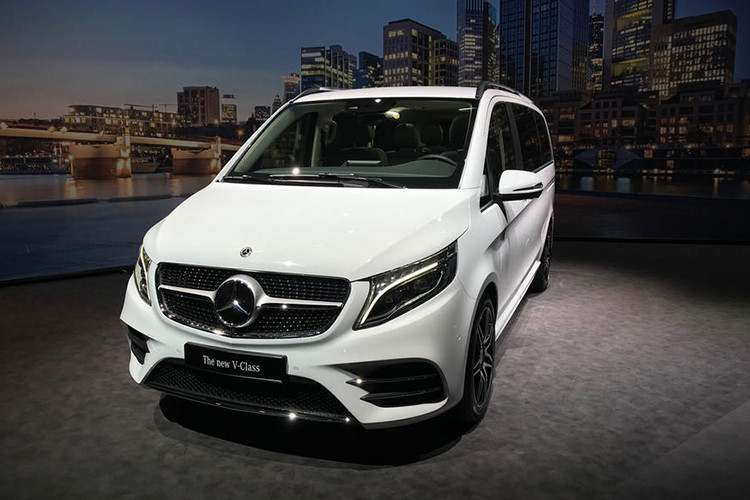 Tương tự như những phiên bản trước đây, Mercedes-Benz V-Class 2019 vẫn có 3 phiên bản kích thước là tiêu chuẩn, dài và cực dài. Dù sở hữu kích thước nào thì Mercedes-Benz V-Class 2019 cũng đi kèm đầu xe mới và trông như rộng hơn nhờ tích hợp hốc gió vào cản trước.