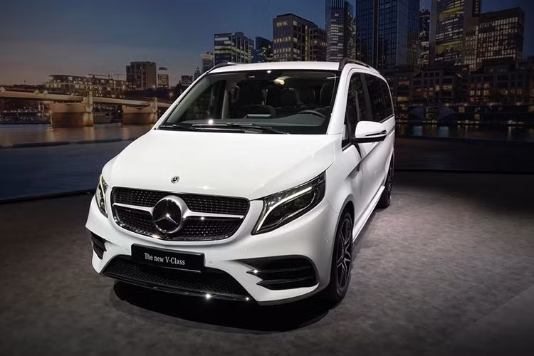 Tương tự như những phiên bản trước đây, Mercedes-Benz V-Class 2019 vẫn có 3 phiên bản kích thước là tiêu chuẩn, dài và cực dài. Dù sở hữu kích thước nào thì Mercedes-Benz V-Class 2019 cũng đi kèm đầu xe mới và trông như rộng hơn nhờ tích hợp hốc gió vào cản trước.