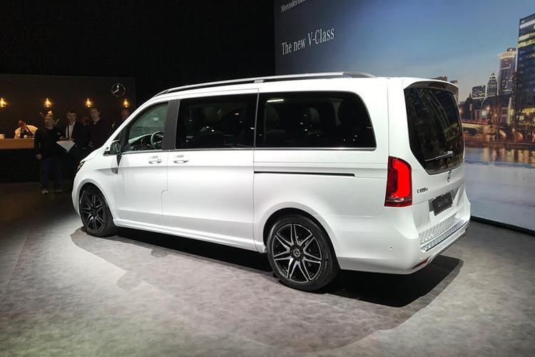 Hốc gió còn đi kèm viền mạ crôm giúp chi tiết này càng được nhấn mạnh hơn. Ngoài ra, Mercedes-Benz V-Class 2019 còn được bổ sung gói AMG Line tùy chọn, bao gồm lưới tản nhiệt nan đơn sáng bóng và 3 hốc gió giúp phần đầu xe trông thể thao hơn.