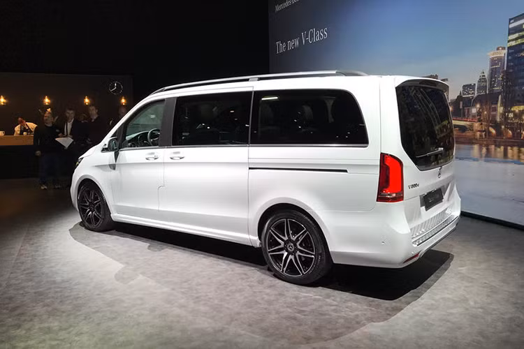 Hốc gió còn đi kèm viền mạ crôm giúp chi tiết này càng được nhấn mạnh hơn. Ngoài ra, Mercedes-Benz V-Class 2019 còn được bổ sung gói AMG Line tùy chọn, bao gồm lưới tản nhiệt nan đơn sáng bóng và 3 hốc gió giúp phần đầu xe trông thể thao hơn.