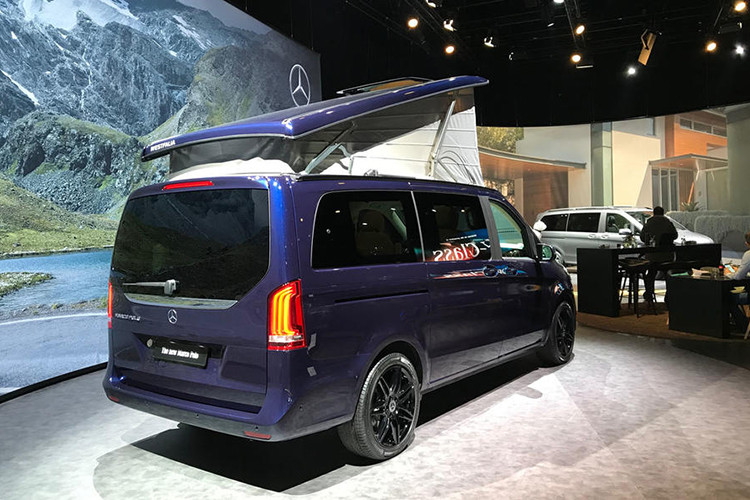 Ngoài sự thay đổi trong thiết kế, Mercedes-Benz V-Class 2019 còn được nâng cấp ở động cơ. Cụ thể, động cơ diesel 1,2 lít cũ của Mercedes-Benz V-Class đã được thay bằng loại 4 xi-lanh, dung tích 2.0 lít mới với 2 mức sức mạnh. Trên Mercedes-Benz V250d 2019, động cơ này tạo ra công suất tối đa 187 mã lực và mô-men xoắn cực đại 324 lb-ft.