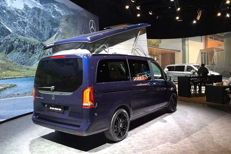 Ngoài sự thay đổi trong thiết kế, Mercedes-Benz V-Class 2019 còn được nâng cấp ở động cơ. Cụ thể, động cơ diesel 1,2 lít cũ của Mercedes-Benz V-Class đã được thay bằng loại 4 xi-lanh, dung tích 2.0 lít mới với 2 mức sức mạnh. Trên Mercedes-Benz V250d 2019, động cơ này tạo ra công suất tối đa 187 mã lực và mô-men xoắn cực đại 324 lb-ft.