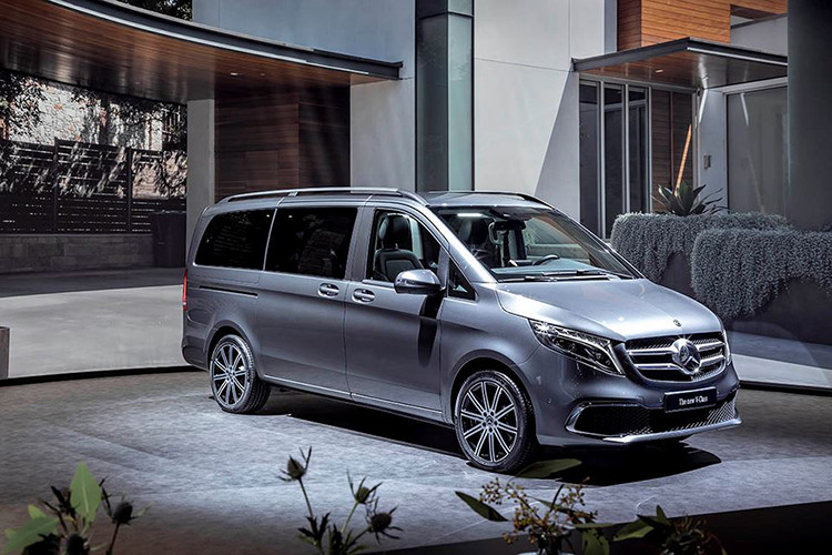 Mercedes-Benz V-Class 2019 có thêm tính năng phanh tự động khẩn cấp, phát hiện điểm mù và hỗ trợ giữ làn đường mới. Đó là chưa kể đến hệ thống hỗ trợ phanh chủ động tùy chọn và hỗ trợ đèn pha. Tại thị trường quê nhà Đức, giá xe Mercedes-Benz V-Class 2019 sau thuế khởi điểm từ 36.990 Euro (khoảng 42.355 USD).