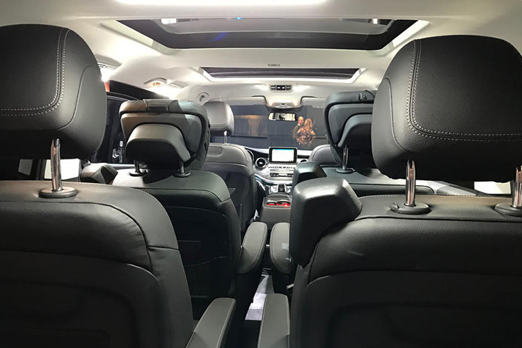 Chưa hết, Mercedes-Benz V-Class 2019 còn đi kèm 2 hàng ghế với 4 ghế độc lập tiêu chuẩn. Nếu khách hàng chọn 2 hàng ghế dài thì Mercedes-Benz V-Class 2019 có thể chở theo 7 hành khách. Đặc biệt, khách hàng có thể thay hàng ghế thứ hai của V-Class 2019 bằng ghế sang trọng lấy từ Mercedes-Benz S-Class với tính năng mát-xa lưng và chỉnh nhiệt độ.