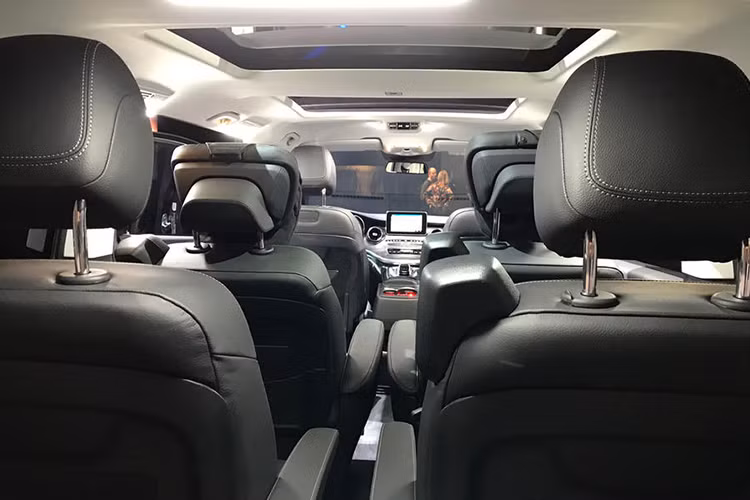 Chưa hết, Mercedes-Benz V-Class 2019 còn đi kèm 2 hàng ghế với 4 ghế độc lập tiêu chuẩn. Nếu khách hàng chọn 2 hàng ghế dài thì Mercedes-Benz V-Class 2019 có thể chở theo 7 hành khách. Đặc biệt, khách hàng có thể thay hàng ghế thứ hai của V-Class 2019 bằng ghế sang trọng lấy từ Mercedes-Benz S-Class với tính năng mát-xa lưng và chỉnh nhiệt độ.