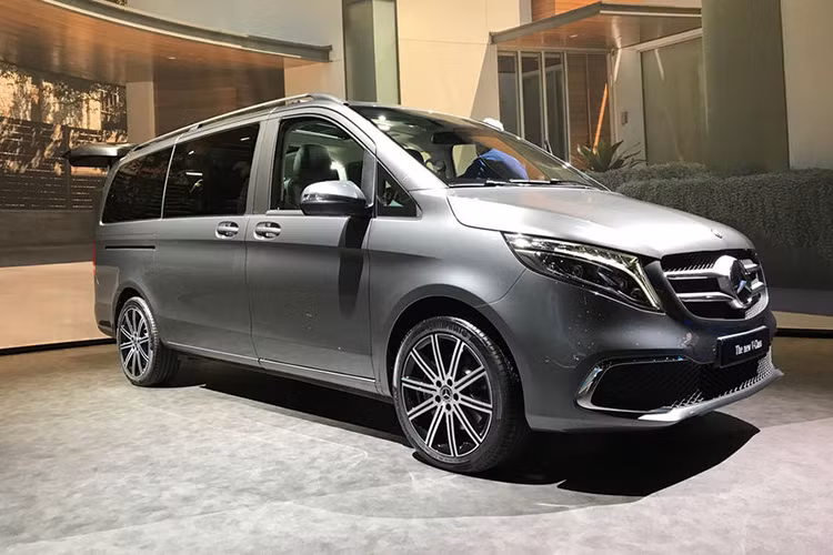 Ra đời vào năm 2014 để thay thế đàn anh Viano, mẫu xe MPV Mercedes-Benz V-Class cỡ lớn được phát triển dựa trên xe van Vito. Trong năm 2018 vừa qua, hãng xe sang Mercedes-Benz đã bán được tổng cộng 64.000 chiếc V-Class trên toàn cầu, tăng 7,7% so với năm 2016.