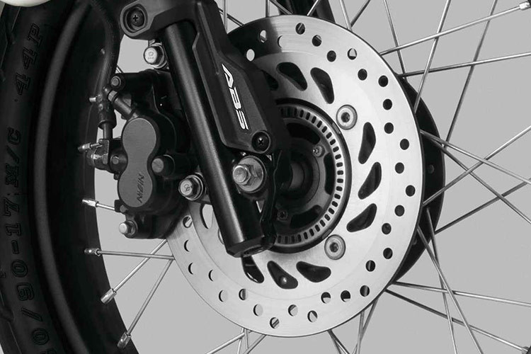 Xe sử dụng khối động cơ xi-lanh đơn, 4 thì, SOHC, dung tích 123cc, có khả năng sản sinh công suất 9,1 mã lực tại 6.250 v/ph và mô-men xoắn cực đại 11Nm tại 4.750 v/ph. Hệ thống xúc tác được đặt ở đáy ống xả, tối ưu hóa hiệu quả làm sạch khí thải.