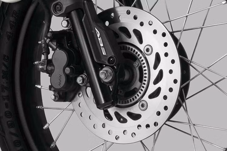 Xe sử dụng khối động cơ xi-lanh đơn, 4 thì, SOHC, dung tích 123cc, có khả năng sản sinh công suất 9,1 mã lực tại 6.250 v/ph và mô-men xoắn cực đại 11Nm tại 4.750 v/ph. Hệ thống xúc tác được đặt ở đáy ống xả, tối ưu hóa hiệu quả làm sạch khí thải.