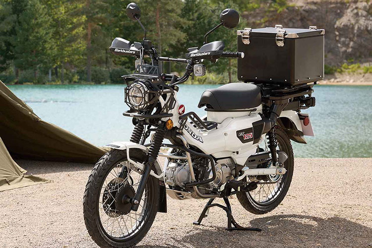 Phiên bản Honda CT125 Hunter Cub 2025 nâng cấp này mang đến hai màu mới, cải thiện khả năng tiết kiệm nhiên liệu và trang bị màn hình hiển thị đồng hồ LCD. Tuy nhiên, mức giá xe Honda CT125 Hunter Cub 2025 cũng tăng nhẹ, đạt 473.000 yên (khoảng 70 triệu đồng), cao hơn so với mẫu hiện tại.