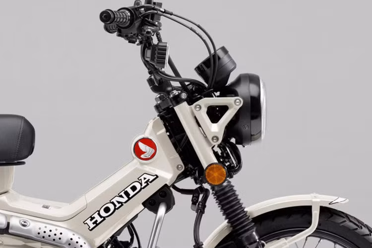 Honda CT125 2025 được trang bị bộ đồi vành nan hoa 17 inch cùng lốp không săm, giúp di chuyển linh hoạt trên nhiều cung đường khác nhau.