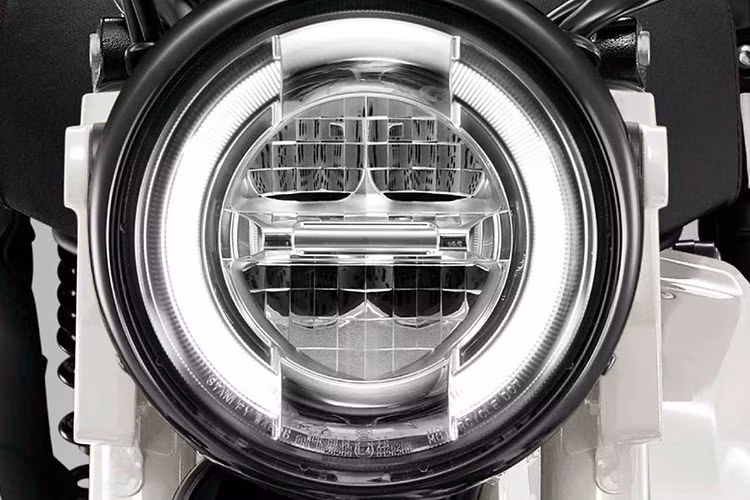 Xe có chiều dài 1.961mm, rộng 805mm và cao 1.085mm, với khoảng sáng gầm 165mm và chiều cao yên 800mm, phù hợp với nhiều đối tượng sử dụng. Bình xăng dung tích 5,3 lít, trong khi trọng lượng xe vẫn giữ nguyên 118 kg như mẫu hiện tại.