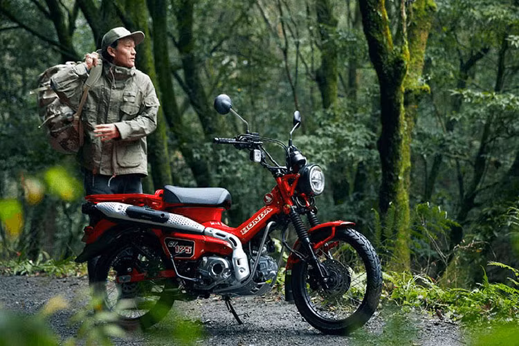 Honda CT125 2025 có mức tiêu hao nhiên liệu cải thiện, tăng từ 63,7 km/L lên 66,9 km/L theo chế độ WMTC. Con số này vượt qua mức 65,7 km/L của Honda Dax 125, tăng khả năng cạnh tranh với các dòng xe khác trong phân khúc.