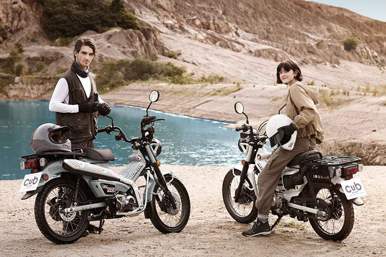 Mẫu xe máy Honda CT125 Hunter Cub 2025 được giới thiệu với hai màu mới: màu be ngọc trai và màu xám ngọc trai, trong khi màu đỏ được giữ lại. Hai màu bạc mờ và vàng hiện có sẽ ngừng sản xuất. Gương chiếu hậu cũng được thay đổi, sử dụng thiết kế lỏ m cứng cáp hơn thay vì hình dáng tròn trước đây.