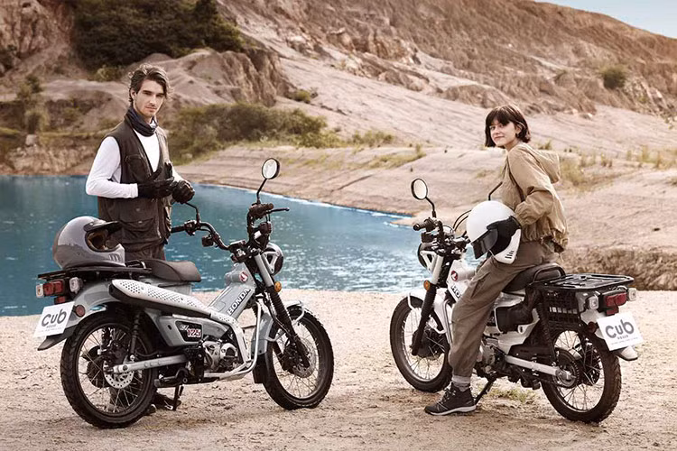 Mẫu xe máy Honda CT125 Hunter Cub 2025 được giới thiệu với hai màu mới: màu be ngọc trai và màu xám ngọc trai, trong khi màu đỏ được giữ lại. Hai màu bạc mờ và vàng hiện có sẽ ngừng sản xuất. Gương chiếu hậu cũng được thay đổi, sử dụng thiết kế lỏ m cứng cáp hơn thay vì hình dáng tròn trước đây.