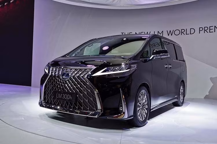 Cách đây không lâu, bảng giá năm 2020 được cho là của Lexus tại thị trường Indonesia đã bất ngờ được lan truyền trên mạng. Trong bảng này, xuất hiện cả giá bán của mẫu MPV hạng sang Lexus LM 2020. Sau Indonesia, đến lượt giá xe Lexus LM 2020 tại Philippines được hé lộ. 