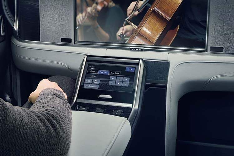 Tại thị trường Philippines, Lexus LM 2020 được trang bị động cơ xăng V6, hút khí tự nhiên, dung tích 3,5 lít, sản sinh công suất tối đa 296 mã lực và mô-men xoắn cực đại 361 Nm. Sức mạnh được truyền tới cầu trước thông qua hộp số tự động 8 cấp. Nói cách khác, Lexus LM 2020 dùng hệ truyền động giống hệt Toyota Alphard.