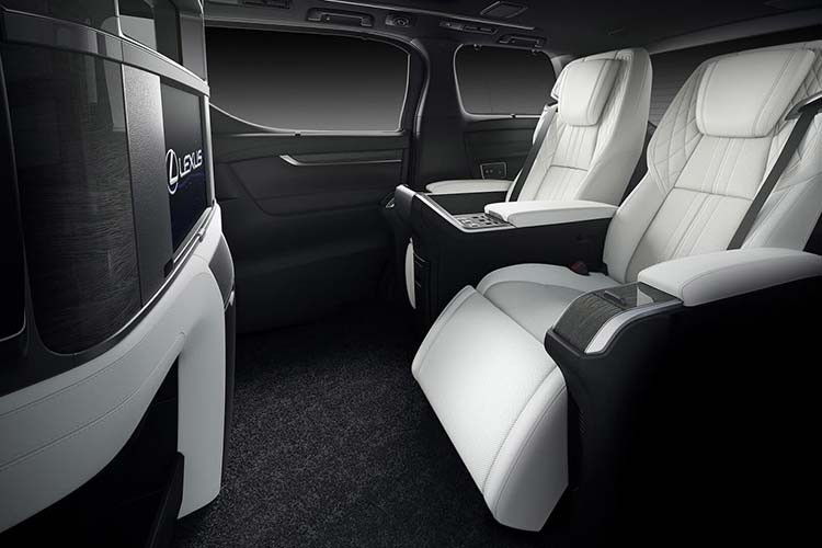 So với bản 7 chỗ, Lexus LM 2020 4 chỗ đương nhiên sang trọng hơn nhiều. Xe đi kèm vách ngăn giữa khoang lái và khoang hành khách theo phong cách của một số dòng xe siêu sang như Rolls-Royce hay Maybach cũ. Đằng sau vách ngăn là 2 ghế ông chủ được nhồi bọt urethane với mật độ thấp để tạo cảm giác thoải mái như giường nằm và có cả hệ thống thông khí làm mát.