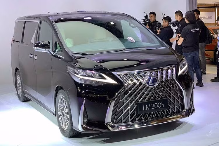 Đằng sau xe được trang bị cụm đèn hậu nối liền nhau và nằm ngay trên dải mạ crôm vắt ngang cửa cốp. Trên cản sau cũng có những chi tiết mạ crôm nhằm tăng vẻ sang trọng cho mẫu MPV nhà Lexus. Hiện chưa rõ sau Indonesia và Philippines, Lexus LM 2020 có được giới thiệu ở những thị trường Đông Nam Á khác như Việt Nam hay không.