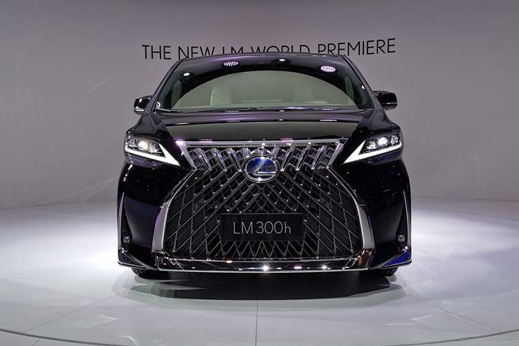 Như vậy, giá xe Lexus LM 2020 tại Philippines rẻ hơn đáng kể so với con số từ 2,395 - 3,035 tỷ Rupiah (khoảng 4 - 5,17 tỷ đồng) ở Indonesia. Ngoài ra, Lexus LM 2020 bản 7 chỗ tại Philippines thậm chí còn rẻ hơn "chuyên cơ mặt đất" Toyota Alphard có giá 4,038 tỷ đồng ở Việt Nam. 