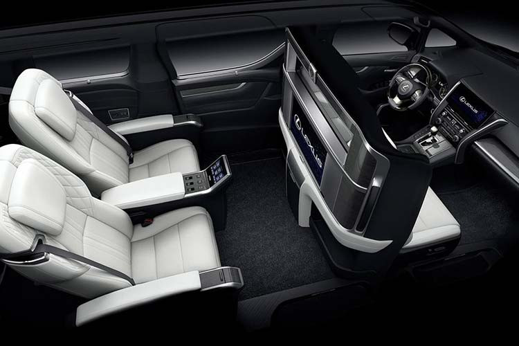 Lần đầu tiên ra mắt tại triển lãm Ô tô Thượng Hải 2019, Lexus LM 2020 vốn được phát triển dựa trên "chuyên cơ mặt đất" Toyota Alphard. Phiên bản 7 chỗ của xe có màn hình cảm ứng trung tâm 12,3 inch, hệ thống âm thanh Mark Levinson 17 loa, cửa sổ trời toàn cảnh Paronama, tính năng hỗ trợ phanh tự động và màn hình TV 13,3 inch cho hàng ghế sau.