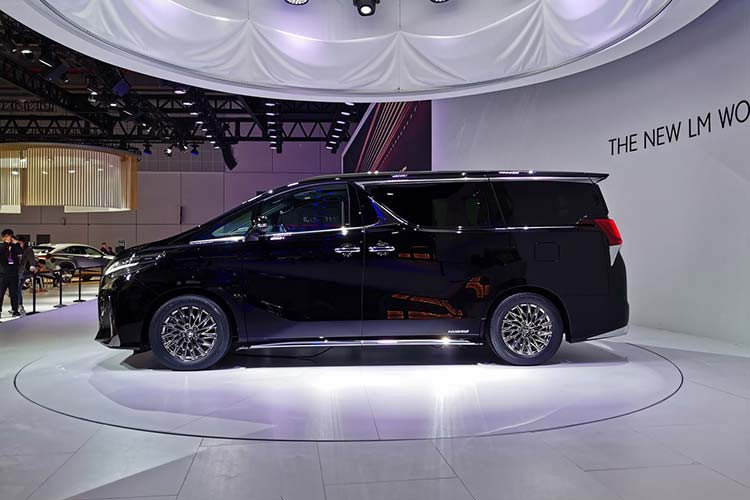 Theo đó, mẫu MPV "sang chảnh" Lexus LM 2020 mới này có 2 phiên bản là 7 chỗ và 4 chỗ. Giá bán tương ứng của 2 phiên bản này là 5,408 triệu Peso (khoảng 2,48 tỷ đồng) và 9,088 triệu Peso (4,18 tỷ đồng).