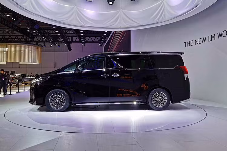 Theo đó, mẫu MPV "sang chảnh" Lexus LM 2020 mới này có 2 phiên bản là 7 chỗ và 4 chỗ. Giá bán tương ứng của 2 phiên bản này là 5,408 triệu Peso (khoảng 2,48 tỷ đồng) và 9,088 triệu Peso (4,18 tỷ đồng).