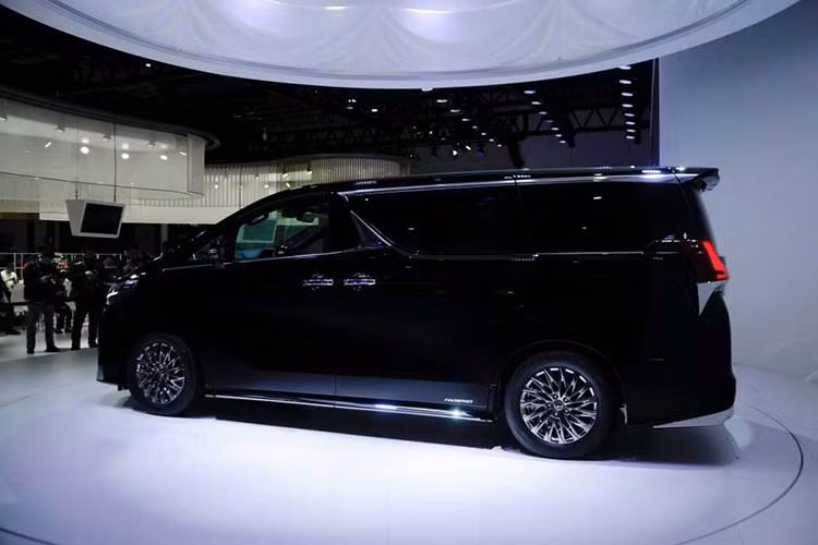 Lexus LM 2020 sở hữu ngoại hình với lưới tản nhiệt hình con suốt "khổng lồ", bao quanh bởi viền mạ crôm dày dặn. Nằm hai bên lưới tản nhiệt là cụm đèn pha LED sắc sảo với 3 bóng bên trong. Cụm đèn pha này tích hợp dải đèn LED định vị ban ngày hình chữ V quen thuộc. Trên cản va còn có hốc đèn sương mù đi kèm dải mạ crôm hình chữ L ngược.