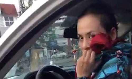 Mot phu nu bit mat, siet co chu no doa giet