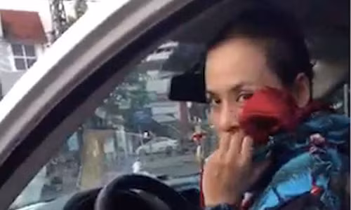 Mot phu nu bit mat, siet co chu no doa giet