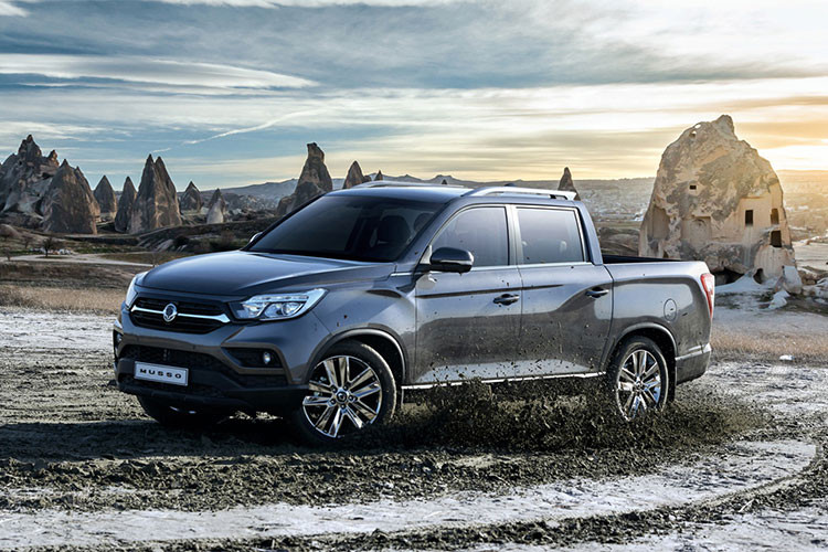 Được thiết kế để vận chuyển hành khách thoải mái và tải trọng an toàn, chiếc Musso dựa trên nền tảng của SUV, đủ chỗ cho 5 người ngồi với thân xe crew-cab (4 cửa, 4 chỗ hoặc 5 chỗ) và thùng tải rộng chuẩn châu Âu. Thiết kế bên ngoài của Musso mang lại cho chiếc xe một cái nhìn táo bạo và cơ bắp và thông qua thiết kế phần đầu mang nét đặc trưng trên tất cả các mẫu SsangYong mới.