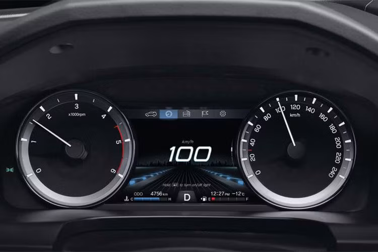 SsangYong Musso sở hữu động cơ e-XDi220 2,2 lít tương tự người anh em Rexton và cung cấp công suất tối đa 181 mã lực tại 4.000 vòng/phút và mô-men xoắn cực đại 400 Nm tại 1.400-2.800 vòng/phút. Động cơ này đi kèm với hộp số sàn 6 cấp hoặc hộp số tự động Aisin 6 cấp. 