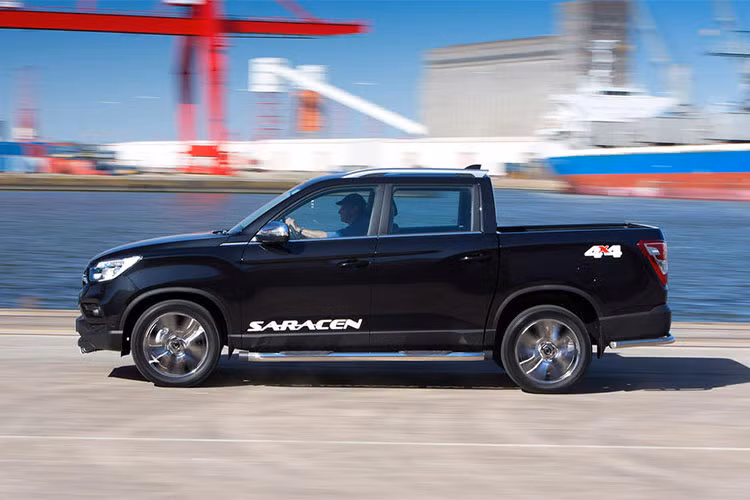 Xe sử dụng thép siêu bền 1.5Gpa và thép cường độ cao 79.2%. Điều này không chỉ giúp cải thiện sức mạnh động cơ mà còn giảm khối lượng. Các yếu tố hấp thụ lực tác động trong vô lăng và cột lái để giảm thiểu thương tích, trong khi cấu trúc và vật liệu được sử dụng ở phần đầu xe được thiết kế để cải thiện mức an toàn cho người đi bộ nếu có xảy ra va chạm.