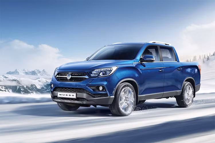 Mẫu xe bán tải SsangYong Musso 2018 của thương hiệu Hàn Quốc vừa được ra mắt tại thị trường Anh quốc. Chiếc xe dẫn động 4 bánh cứng cáp, mạnh mẽ này được xây dựng trên cùng một khung gầm với Rexton mới.