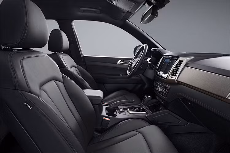 Tất cả các phiên bản đều có hệ thống thông tin giải trí tiên tiến bao gồm kết nối DAB, Bluetooth và MP3, trong khi Apple CarPlay, Android Auto và camera lùi được trang bị cho các phiên bản trung cấp và cao cấp. Màn hình 8 inch hoặc 9,2 inch tùy chọn với hệ thống dẫn đường TomTom, hệ thống âm thanh với loa nano carbon.