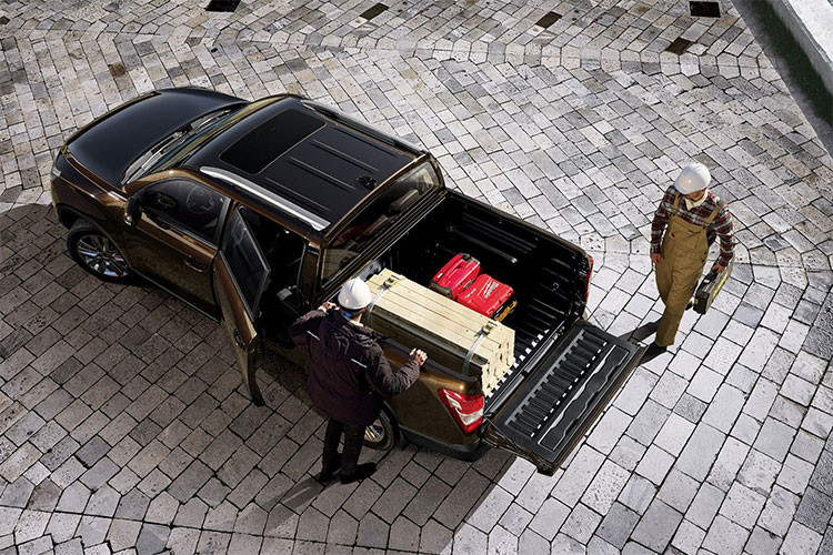 Thùng tải cũng dài hơn (1.300 mm), rộng hơn (1.570 mm) và sâu hơn đáng kể (570 mm) so với thế hệ cũ. Cửa xe được thiết kế để bao phủ phần ngạch cửa dọc theo phần dưới của thân xe để đảm bảo hành khách không dính bụi bẩn từ hông xe khi ra vào. Thùng tải rộng phía sau với các trang bị tiêu chuẩn như lớp lót cứng, ổ cắm điện 12V/120W và móc xoay.