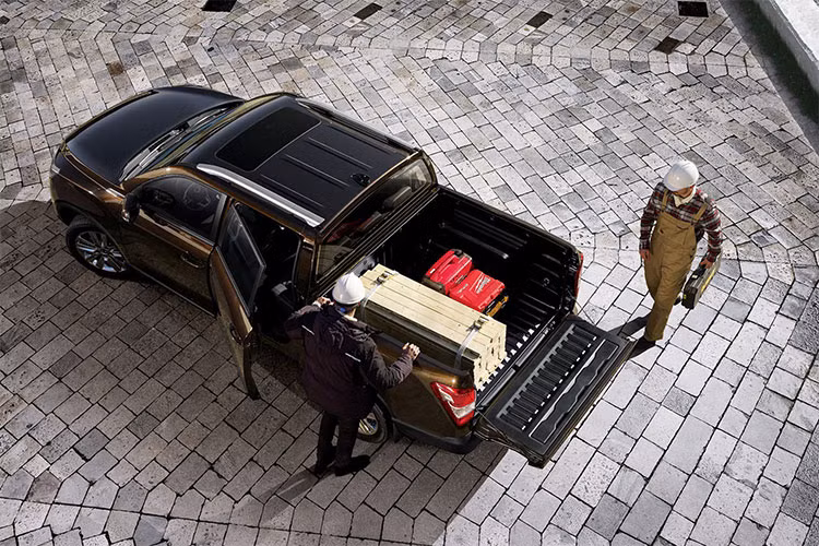 Thùng tải cũng dài hơn (1.300 mm), rộng hơn (1.570 mm) và sâu hơn đáng kể (570 mm) so với thế hệ cũ. Cửa xe được thiết kế để bao phủ phần ngạch cửa dọc theo phần dưới của thân xe để đảm bảo hành khách không dính bụi bẩn từ hông xe khi ra vào. Thùng tải rộng phía sau với các trang bị tiêu chuẩn như lớp lót cứng, ổ cắm điện 12V/120W và móc xoay.