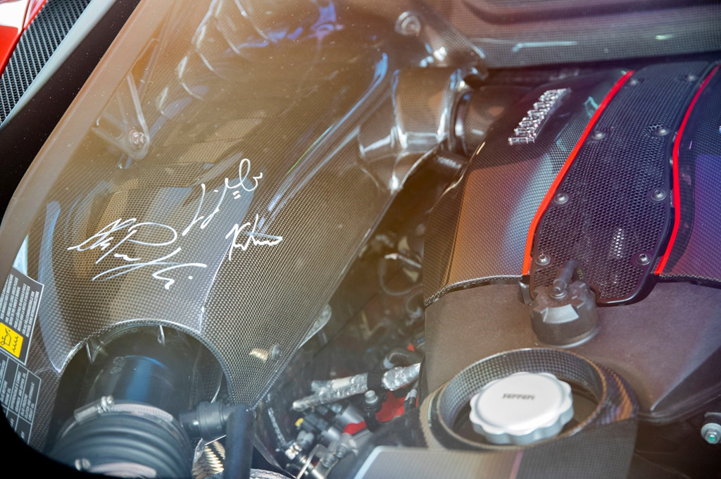 Ferrari 488 Pista mới sở hữu động cơ V8 tăng áp kép 3,9 lít, sản sinh công suất 710 mã lực và mô-men xoắn 769 Nm. Siêu xe này sở hữu tỷ lệ khối lượng/sức mạnh tốt nhất trong số những chiếc xe thương mại Ferrari và nó nhẹ hơn 1 kg so với bản tiêu chuẩn Ferrari 488 GTB.