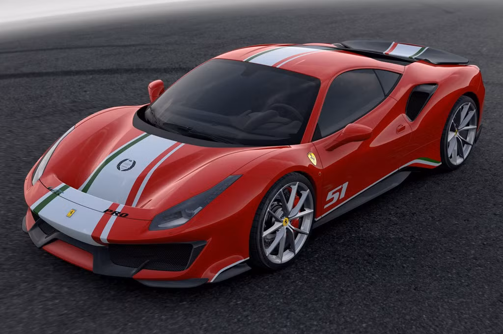 Người mua cũng có thể lựa chọn 4 màu sắc ngoại thất gồm Rosso Corsa, Blu Tour De France, Nero Daytona và Argento Nürburgring.