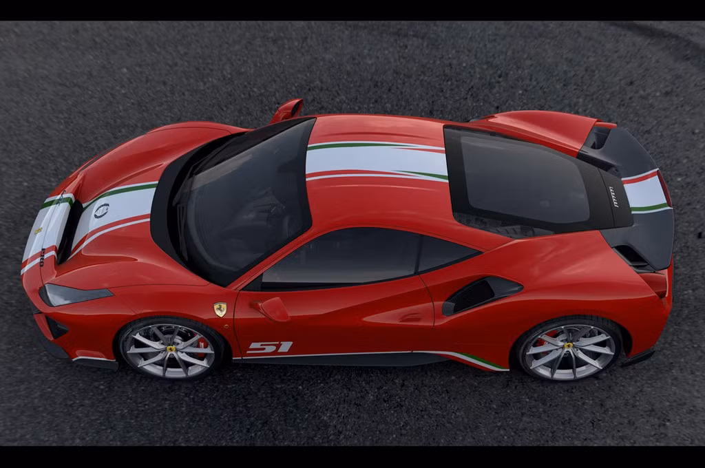 Mỗi khách hàng cũng có thể đặt dán con số yêu thích trên xe của họ. Chiếc xe trong ảnh mang số 51, nhằm tôn vinh chiếc xe giành danh hiệu tay đua và đội đua xuất sắc nhất giải WEC 2017.