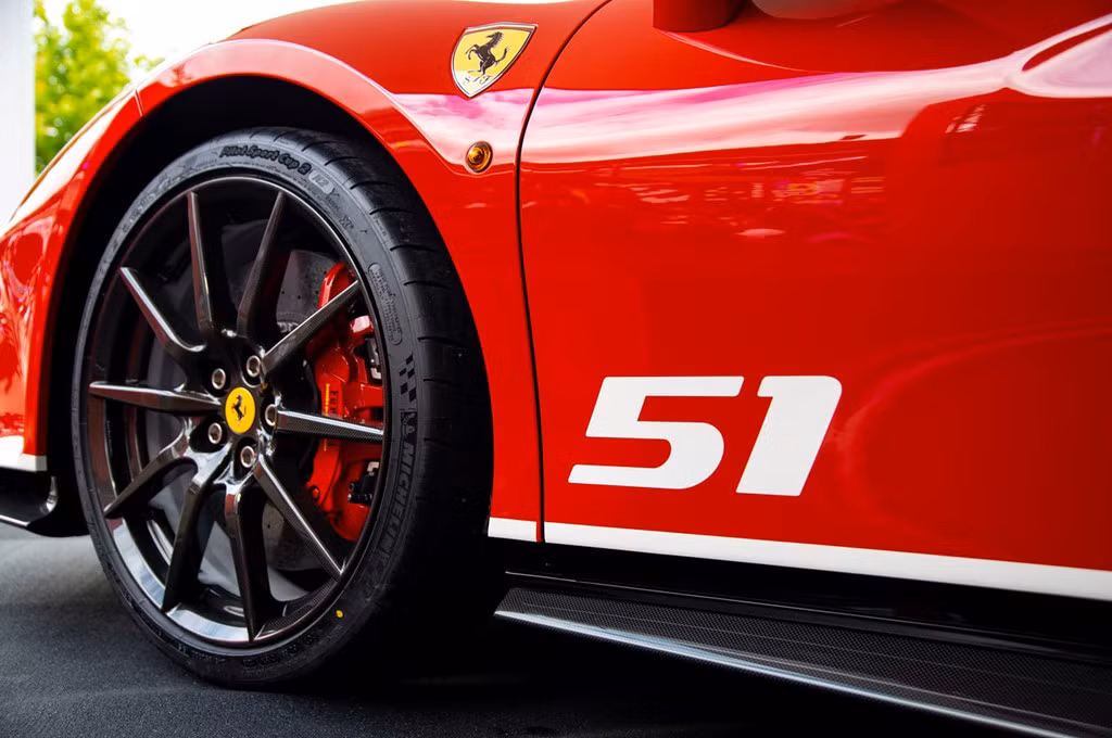 Chiếc Piloti Ferrari 488 Pista có sọc màu quốc kỳ Italy. Chi tiết này trước đây chỉ có trên phiên bản đua của 488 GTE. Các chi tiết khác bao gồm một vòng nguyệt quế kỷ niệm chiến thắng WEC.