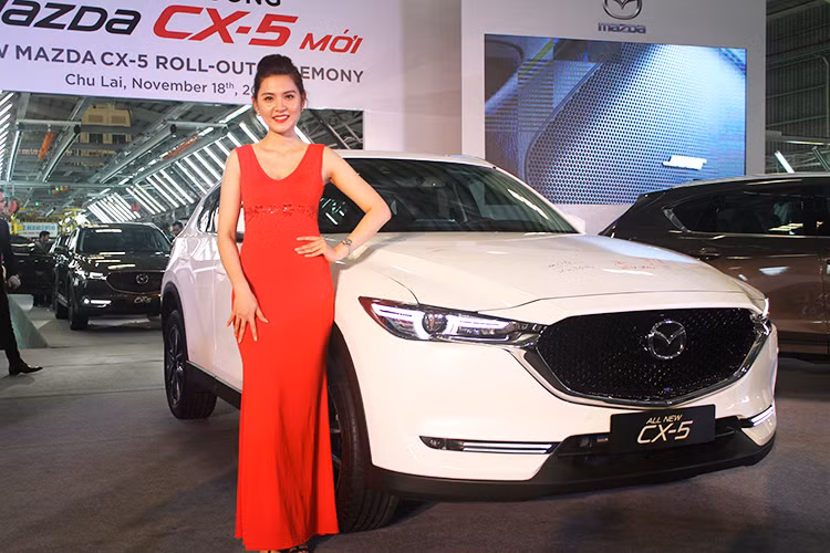 Tại thời điểm ra mắt, Mazda CX-5 mới được Thaco phân phối và lắp ráp gồm 8 màu sắc, ba phiên bản lựa chọn: Mazda CX-5 2.0L 2WD, Mazda CX-5 2.5L 2WD và Mazda CX-5 2.5L AWD với mức giá lần lượt là 879 triệu đồng, 939 triệu đồng và 989 triệu đồng. Riêng giá bản 2.0 2WD sẽ được giảm còn 859 triệu kể từ 1/1/2018. 